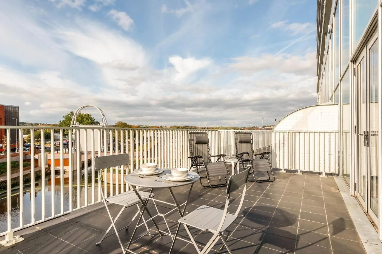 Modern 2 Bed Wharfside Apartment In Rotherham