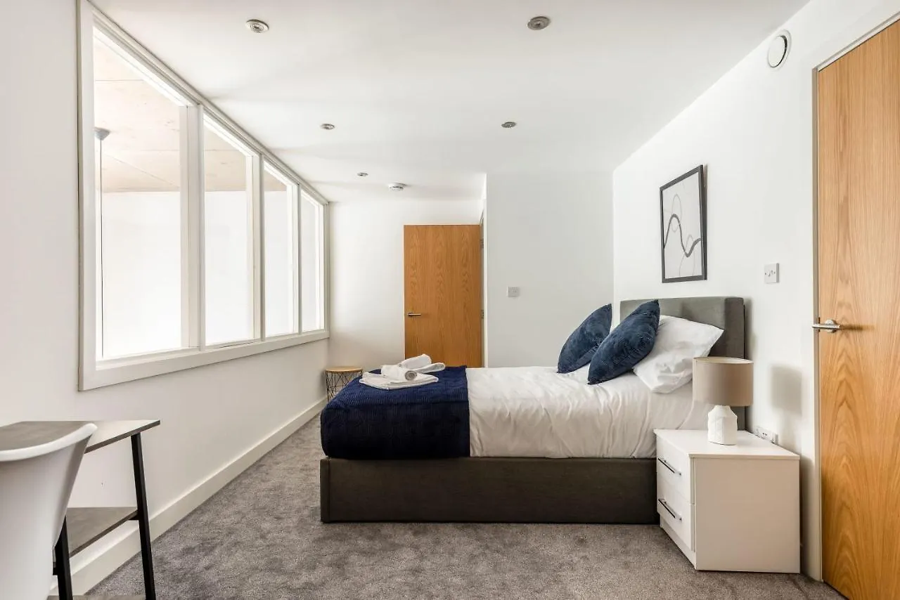 Modern 2 Bed Wharfside Apartment In Rotherham