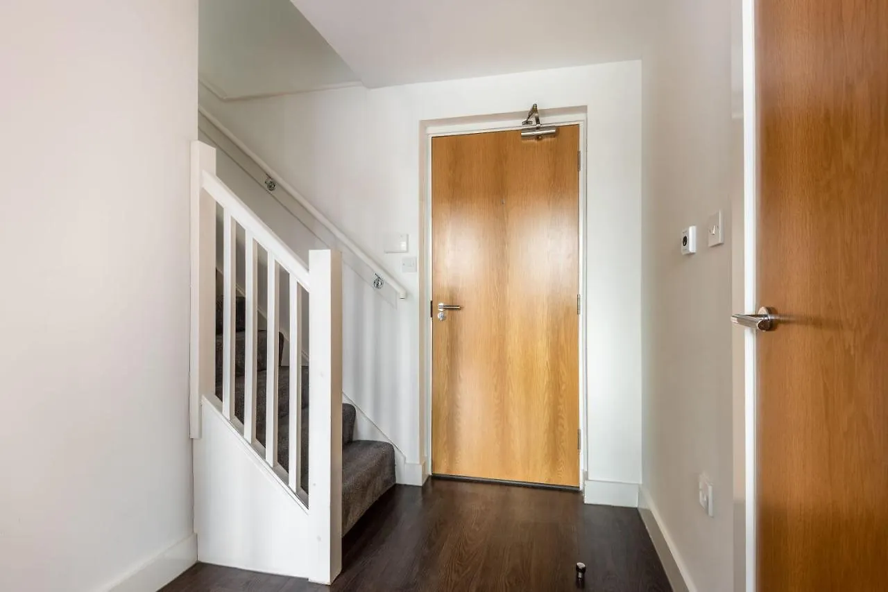 Modern 2 Bed Wharfside Apartment In Rotherham
