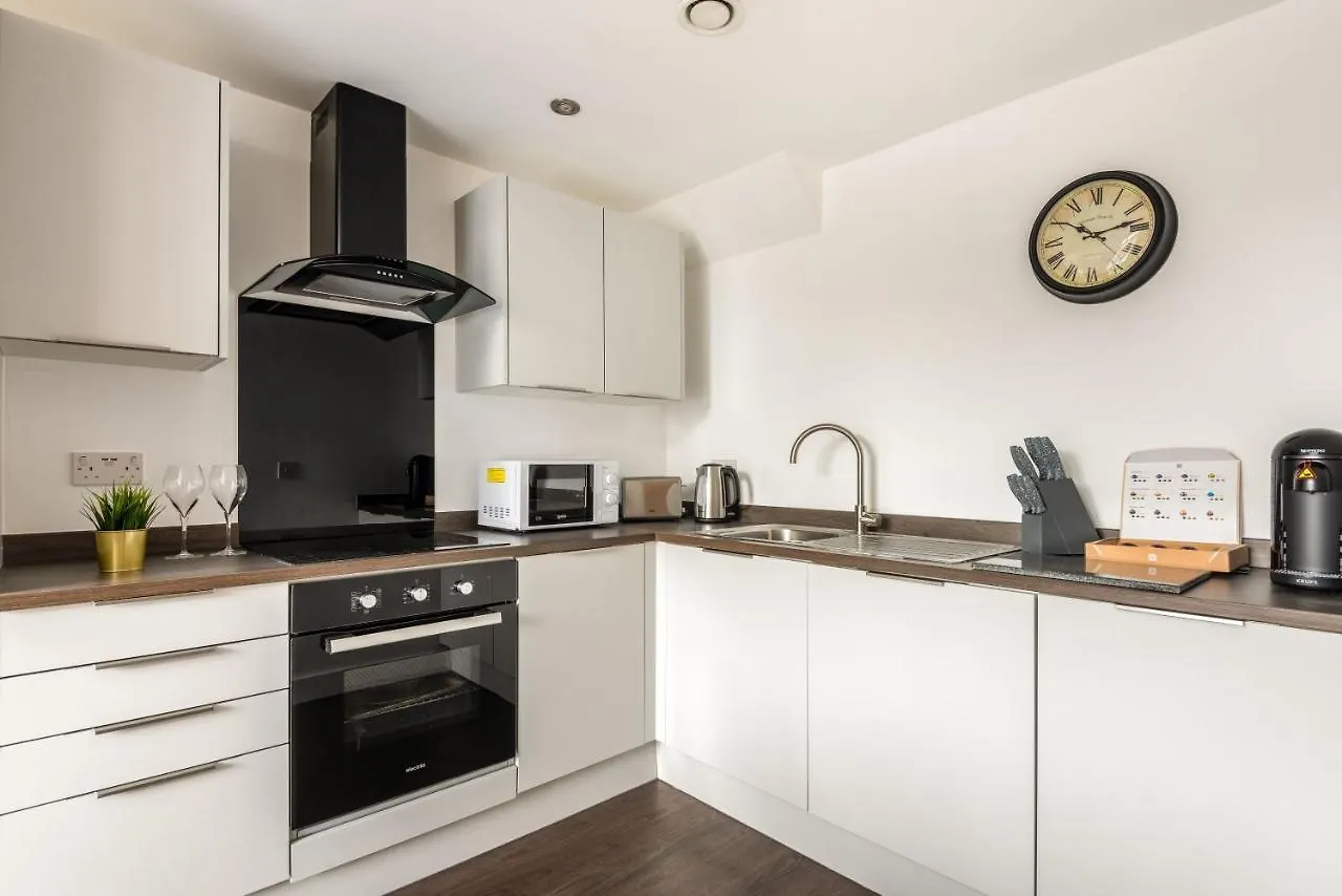 Modern 2 Bed Wharfside Apartment In Rotherham